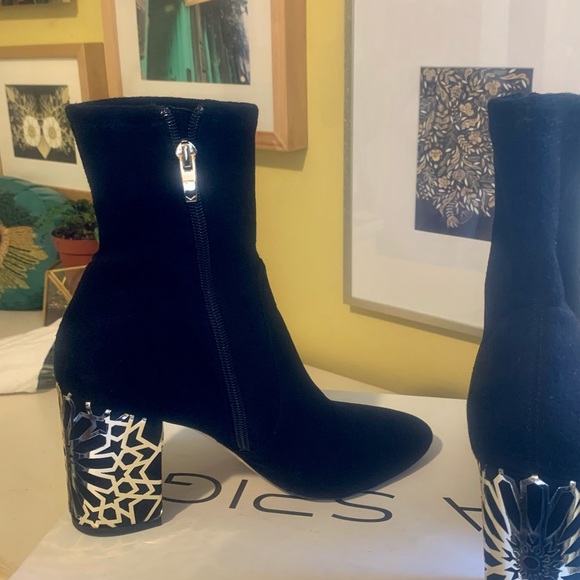 “Daisie” bootie - Picture 4 of 8